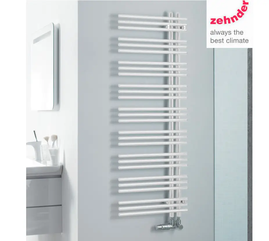 Vertikaler Heizkörper von Zehnder mit horizontalen Röhren, in weißem Finish, montiert an einer hellen Wand in einem modernen Badezimmer.