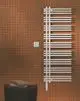 Weißer Elektroheizkörper an braungefliester Wand, vertikal montiert, mit gleichmäßigen Längsrippen. Handtuch liegt auf dunklem Holzstuhl. Zehnder-Design erkennbar.