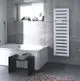 Zehnder Heizkörper in weiß, vertikal montiert, mit Längsrippen. Badezimmer mit Badewanne, schwarzem Tisch und Fenster im Hintergrund.