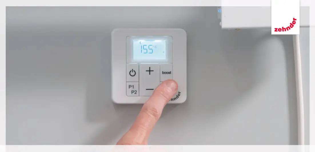 Zehnder Steuerungseinheit mit digitalem Display, Temperaturanzeige von 15,5 °C und Tasten für Einstellungen, montiert an einer Wand.