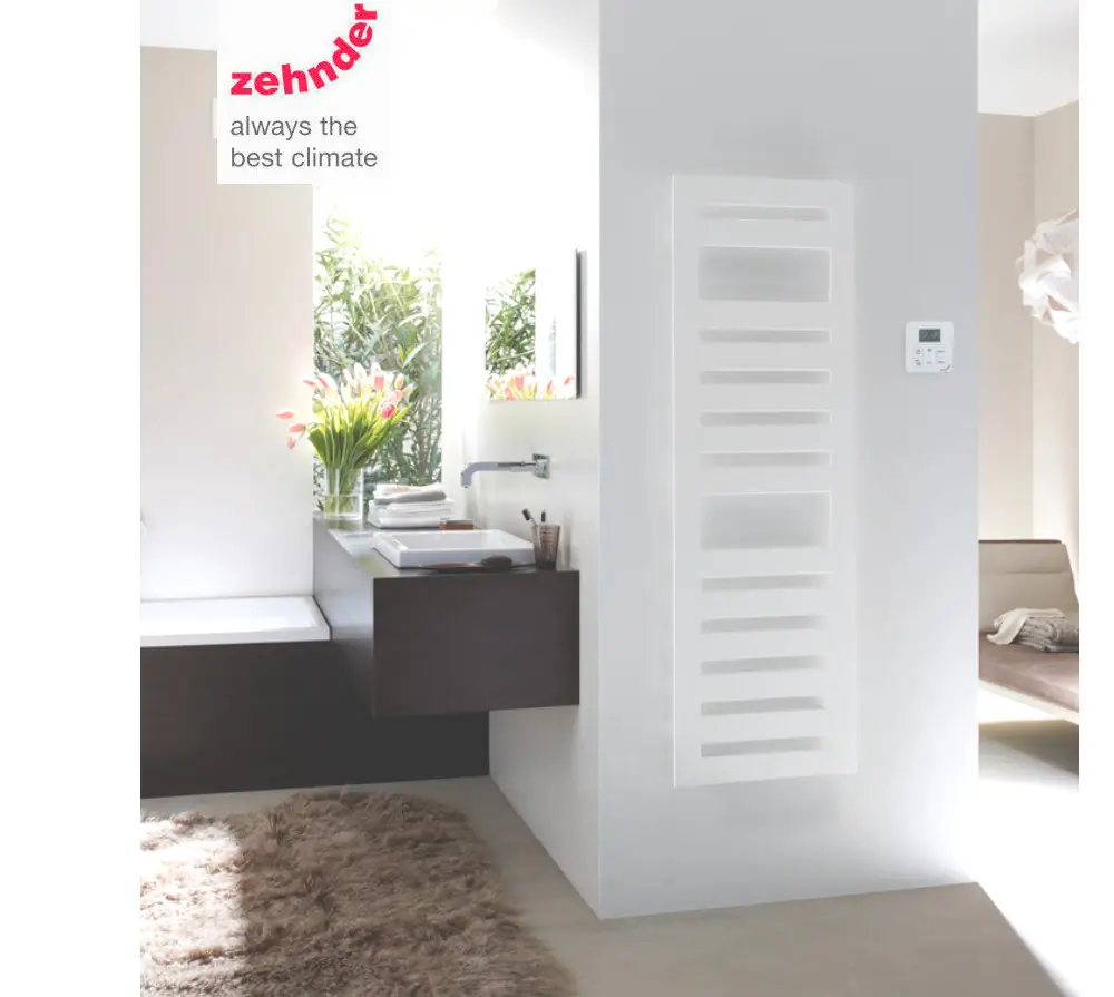 Zehnder Elektroheizkörper in weiß, vertikal montiert an einer hellen Wand, neben einem Waschplatz mit Waschbecken und Spiegel, im modernen Badezimmerambiente.