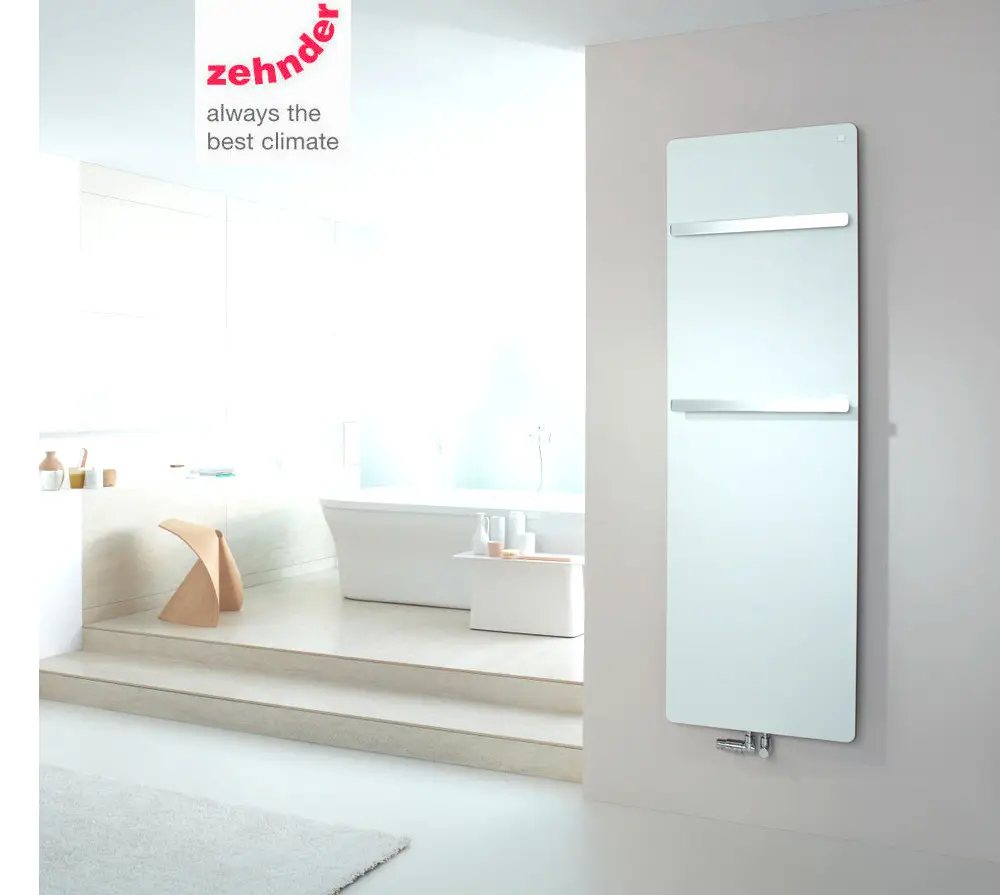 Vertikaler weißer Heizkörper von Zehnder mit zwei Handtuchhaltern, montiert an einer hellen Wand in einem modernen Badezimmer.