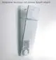 Zehnder Heizkörper in vertikaler, glatter Ausführung, montiert an einer Wand. Sichtbare Anschlüsse und Mechanik im unteren Bereich.