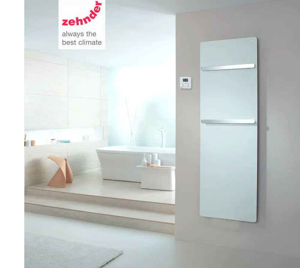 Zehnder Heizkörper in vertikaler, weißer Ausführung, montiert an einer Wand in einem modernen Badezimmer mit Badewanne und dekorativen Elementen.