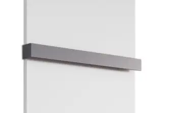 Purmo-Heizkörper in eckiger Form mit einer horizontalen dunklen Leiste an einer hellen Wand.