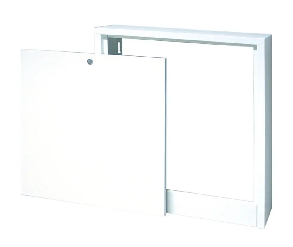 Weißer Verteilerschrank von Purmo, montiert an einer Wand, mit einer Tür, die sich nach außen öffnet. Das Design ist schlicht und funktional.
