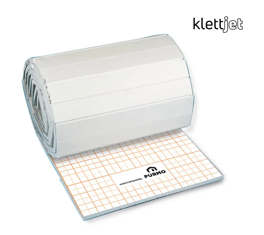 Wickel mit Dämmmaterial, präsentiert auf einer quadratisch karierten Unterlage, mit dem Logo der Marke Purmo sichtbar.