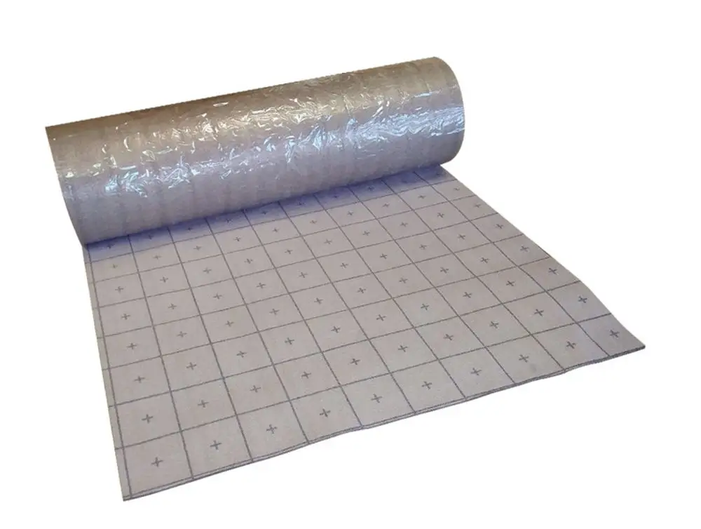 Rolle mit Dämmmaterial, teilweise abgerollt, mit quadratischem Rastermuster. Geeignet für Wärme- und Trittschalldämmung. Hersteller ist Purmo.
