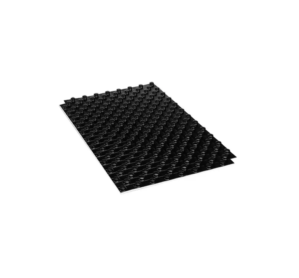 Schwarze Noppenplatte von Purmo, die zur Wärmedämmung verwendet wird. Die Struktur zeigt gleichmäßige Erhebungen für die effektive Isolierung von Flächen.