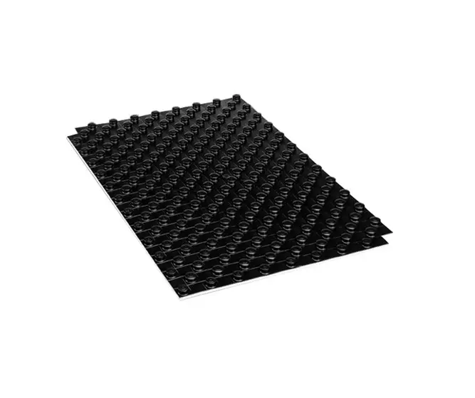 Schwarze Noppenplatte mit gleichmäßig angeordneten Erhebungen, verwendet für Wärmedämmung. Produkt von Purmo, geeignet für die Dämmung in verschiedenen Anwendungen.