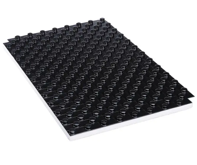 Schwarze Noppenplatte mit zahlreichen Vertiefungen. Sie dient als Wärmedämmung. Das Produkt zeigt eine klare Struktur für den Einsatz in Gebäuden und nachhaltigen Bauprojekten. Marke Purmo.
