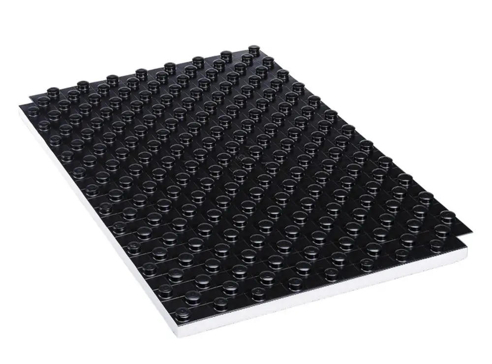 Schwarze Dämmplatte mit genopptem Oberflächenprofil, geeignet für Wärmedämmung. Produkt von Purmo, in quadratischer Form und standardisierten Abmessungen.