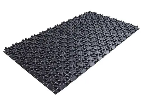Schwarze Noppenplatte für Fussbodenheizung, strukturiert mit kleinen Erhebungen zur Verbesserung der Dämmung und Wärmeleitung in Heizsystemen.