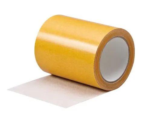 Rolle mit gelbem Klebeband, teilweise abgewickelt, auf einem weißen Hintergrund.