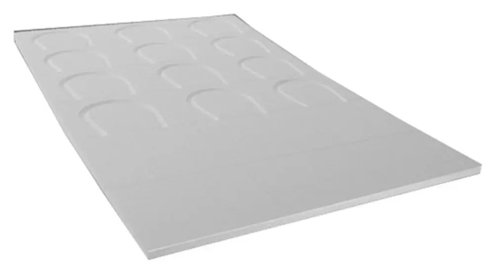 Weißes Plattenelement mit mehreren Vertiefungen, geeignet für Heizungsanwendungen. Das Produkt ist von Purmo und wird typischerweise im Bauwesen verwendet.
