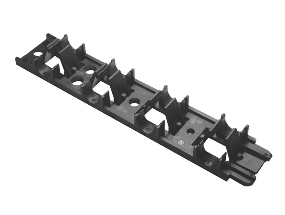 Schwarze Klemmschiene mit mehreren Halterungen, vorgesehen für Montage und Befestigung. Produkt von Purmo, geeignet für verschiedene Anwendungen.