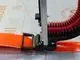 Ein Tackeraufsatz von Purmo, der eine orangefarbene Fläche bearbeitet. Das Bild zeigt die Vorrichtung in Aktion, ohne weitere erkennbare Details zu Funktionen oder Maße.
