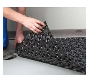 Schwarzes Dünnschicht-Element wird installiert. Das Produkt ist von Kermi und hat eine strukturierte Oberfläche zur Verbesserung der Drainage.