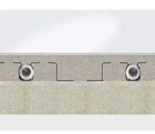 Kermi Dünnschicht-Element, bestehend aus mehreren Platten mit integrierten Anschlüssen, montiert zur Wärmeverteilung in einem Raum.
