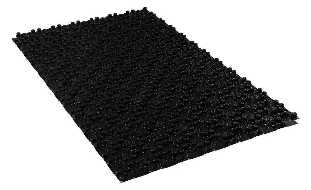 Schwarze Noppenfolie auf mattem Untergrund, gestapelt. Produkt von Kermi, geeignet für vielfältige Anwendungen zur Schalldämmung oder Isolation.