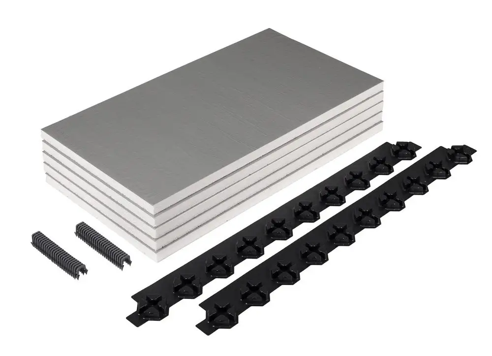 Dämmplatten und Zubehör von Kermi, bestehend aus mehreren weißen Platten, schwarzen Verbindungselementen und Montageschienen für die Dämmung.