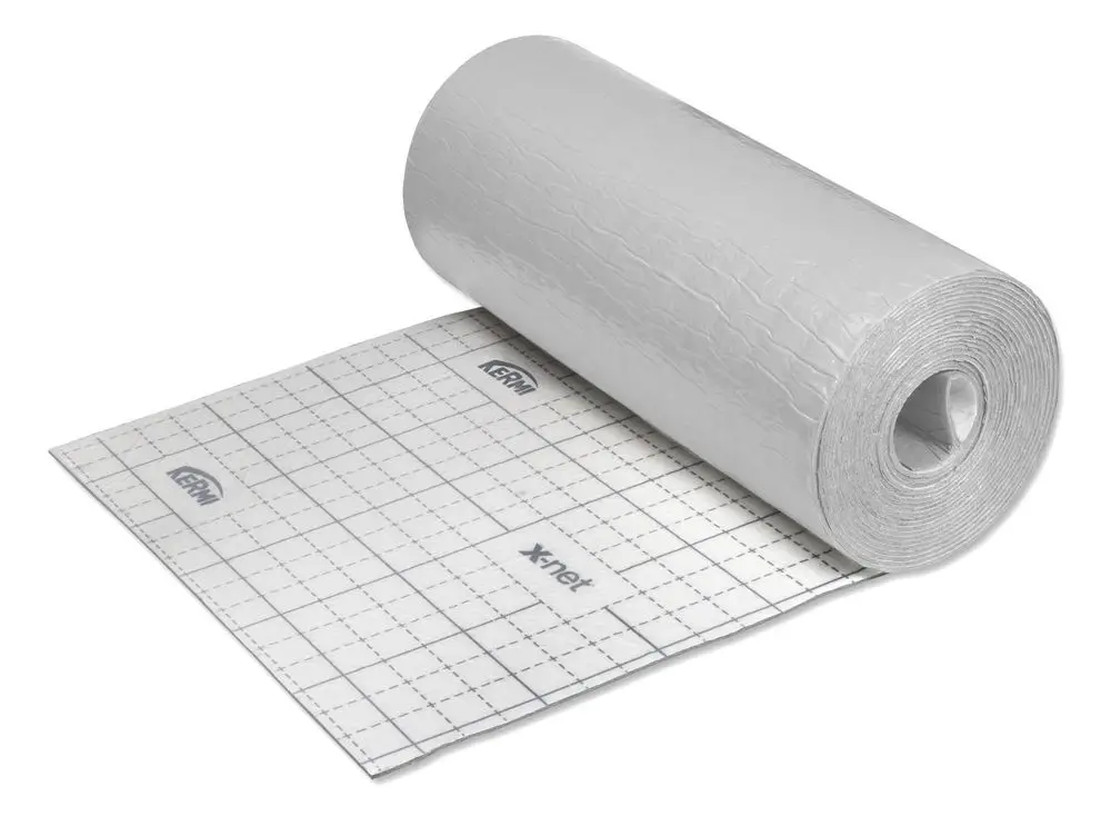 Klett-Rollvlies von Kermi in der Verpackung, sichtbar auf einem Tisch, mit einem grauen Oberflächenmaterial und einem Ethernet-Muster auf der Unterseite.