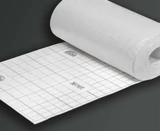 Rolle mit einem weißen, rutschfesten Material, das ein Rastermuster aufweist. Geeignet für Anwendungen mit Kermi-Produkten zum Dämmen oder zur Unterlage.