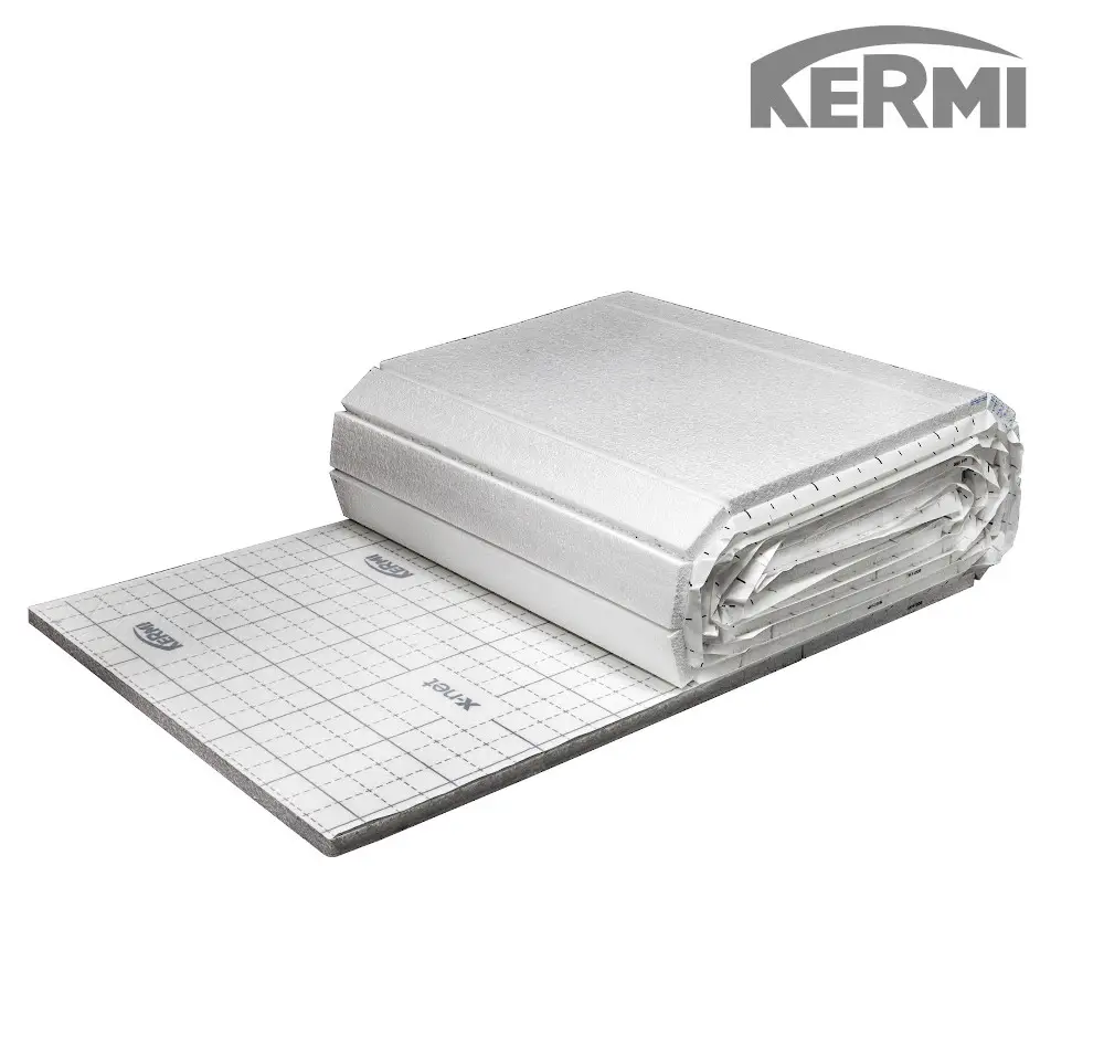 Kermi Isoliermaterial in Rollenform, faltbar präsentiert. Der geriffelte Untergrund zeigt ein Rastermuster zur leichteren Handhabung und Verlegung der Rolle.
