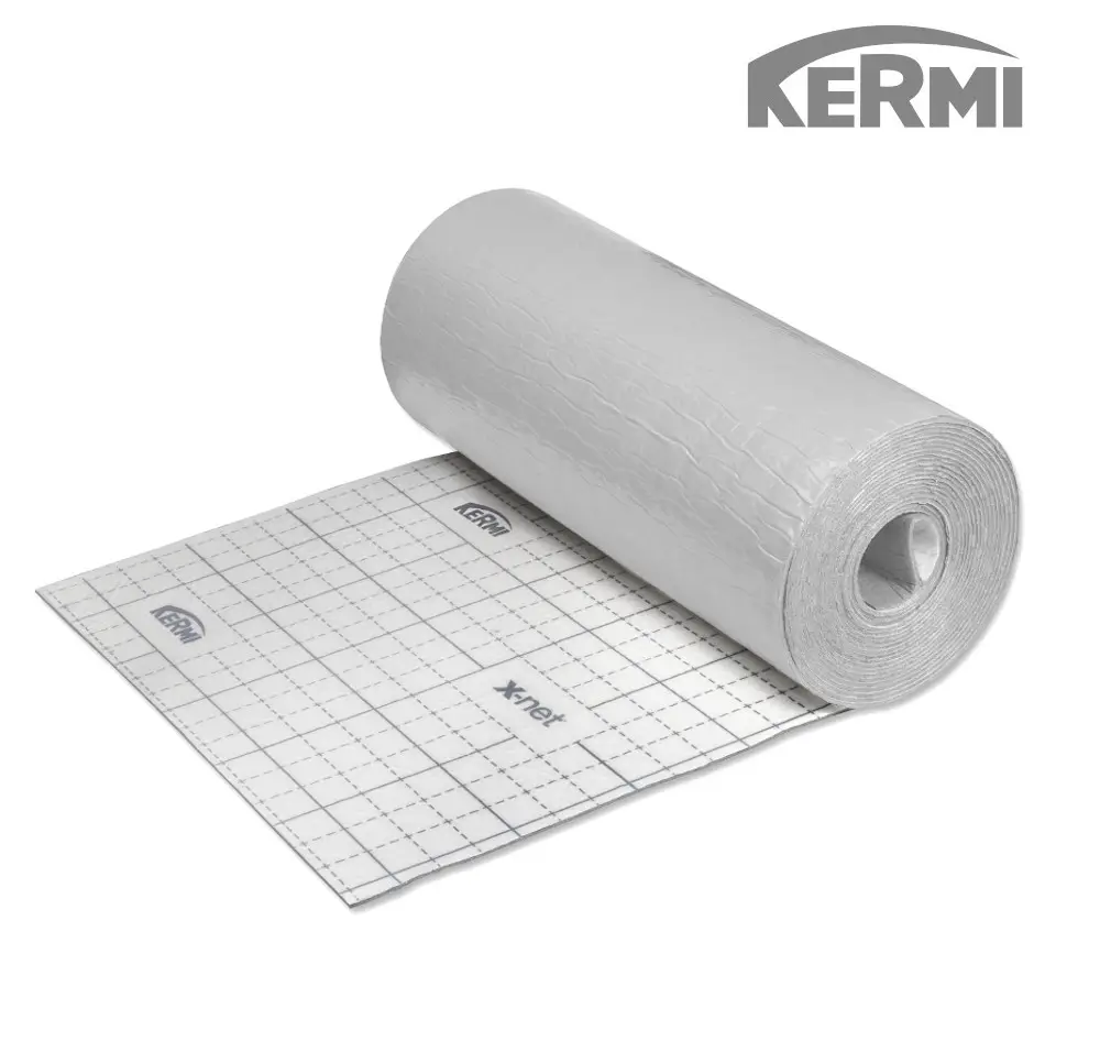 Rolle mit grauem Klett-Rollvlies von Kermi, teilweise abgewickelt und mit geprägter Oberfläche. Im Hintergrund ein Rasterdesign auf der abgerollten Fläche sichtbar.