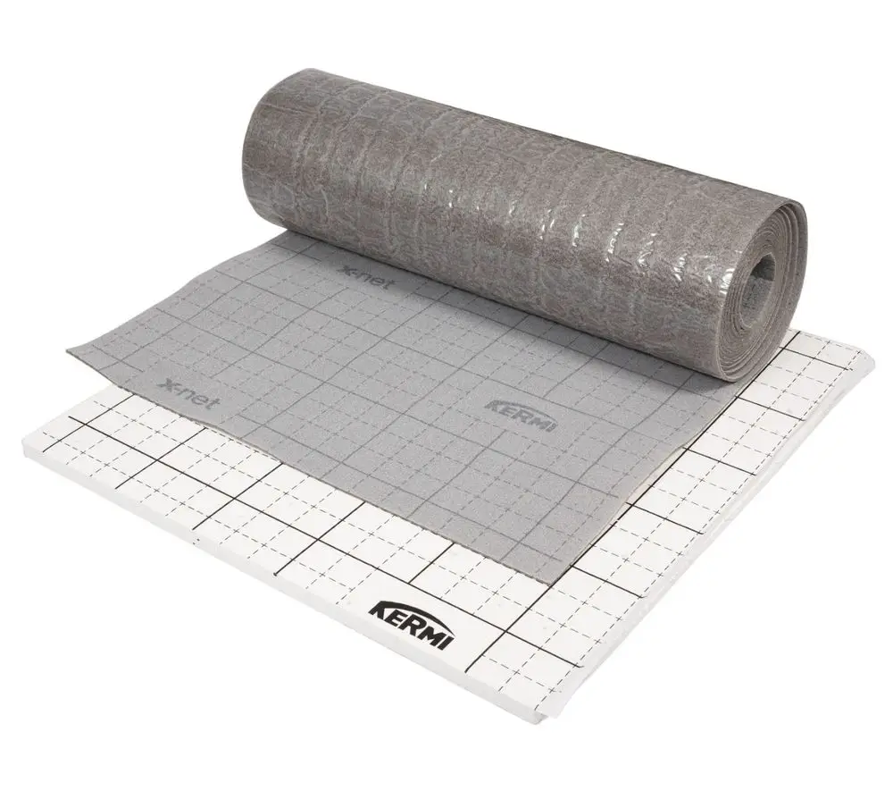 Rolle mit grauem Isoliermaterial und darunterliegendem Plattenelement in Weiß mit Kermi-Logo und rasterartiger Oberflächenstruktur.