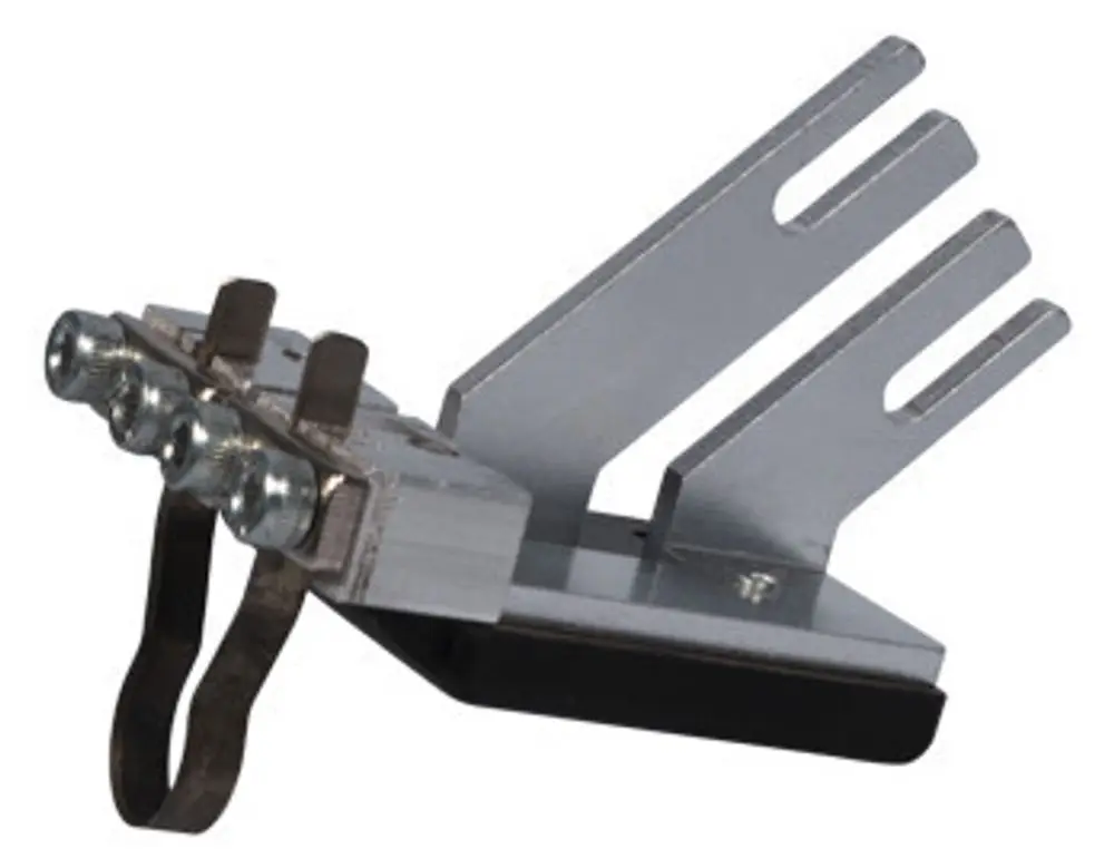 Schneidschlitten aus Metall mit mehreren Anschlüssen, kombiniert mit einer Halterung. Produkt von Kermi zur Unterstützung bei Schneidprozessen.
