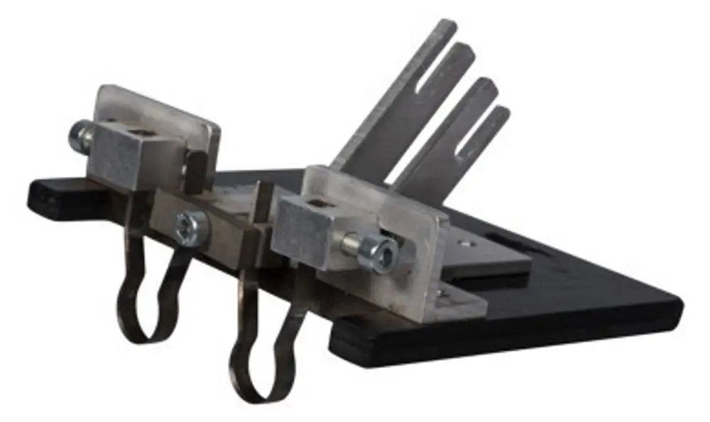 Metallischer Schneidschlitten mit mehreren Klingen und einfachen Hebeln, montiert auf einer stabilen Basis, geeignet für präzise Schneidarbeiten. Kermi-Produkt.