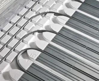 Kermi-System für Trockenbau mit integrierten Heizleitungen in einer strukturierten Anordnung auf hellem Hintergrund. Ideal für die Installation von Heizsystemen.