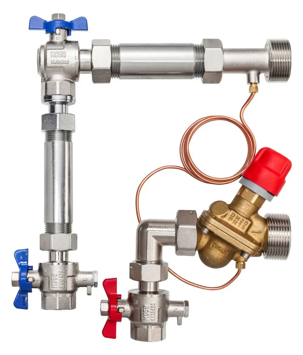 Kermi-Wassermanagement-Zubehör bestehend aus metallischen Ventilen, Rohren und einem Regelventil mit einer roten Abdeckung, geeignet für die Installation in vertikalen Anwendungen.