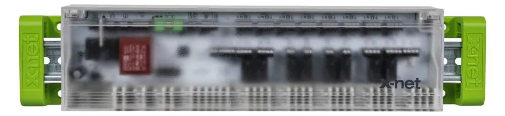 Transparente Regelleiste mit grünen Halterungen, ausgelegt für die Installation von Raumtemperatur-Reglern; hergestellt von Kermi. Anordnung für maximal acht Geräte vorgesehen.