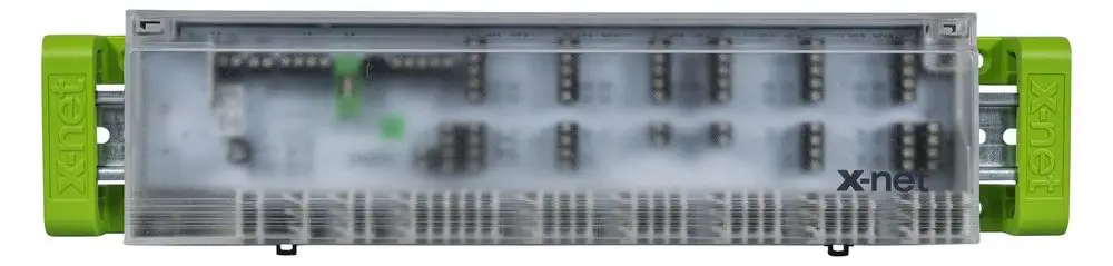 Transparente Klemmenleiste mit grünen Enden, eingesetzt zur Verbindung von Regelgeräten, hergestellt von Kermi. Sichtbare Anschlüsse und elektronische Elemente.