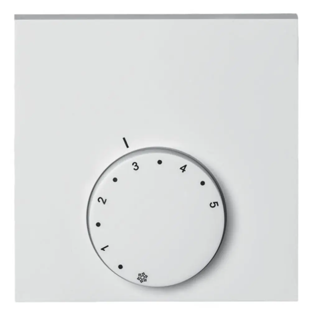 Weißer Raumtemperatur-Regler mit Drehknopf und Skala von 1 bis 5, montiert auf einer glatten Oberfläche. Produkt von Kermi für Heiz- und Kühlsysteme.