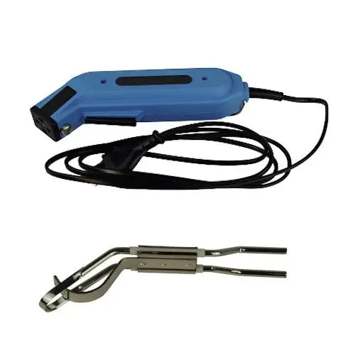 Ein blauer Heizungsgerät mit Kabel und eine metallische Zange, die in einem Zubehoerset für Fussbodenheizungen verwendet werden könnten.