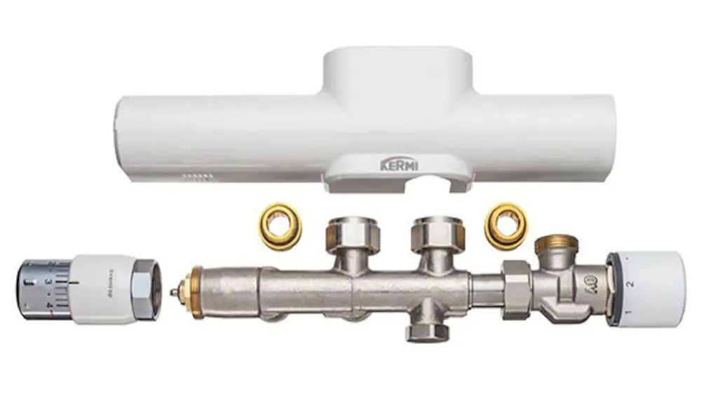 Kermi-Anschlussgarnitur für ein Fußbodenheizungssystem, bestehend aus einem weißen Verteilerblock, einem Rohr aus Metall und einem Thermostatventil mit Einstellmöglichkeiten.
