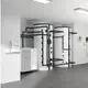 Zwei große, weiße Wärmepumpenspeicher mit schwarzen Rohrleitungen und einem Steuergerät an der Wand. Die Ausstattung ist typischerweise in einem Heizungsraum von Stiebel Eltron zu finden.