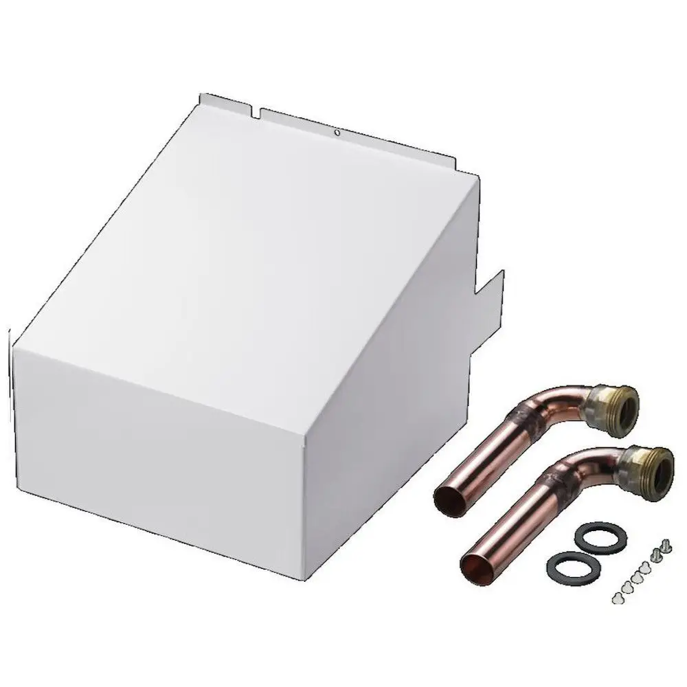 Weißes Anschlussset von Stiebel Eltron mit einer konischen Abdeckung und zwei kupfernen Rohren. Zubehörteile liegen neben den Rohren.