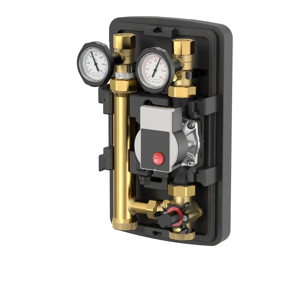 Produktionskomponente von Flamco mit zwei Manometern, einem Motor, Rohren und Ventilen zur Regelung von Druck und Durchfluss in Heizungssystemen.