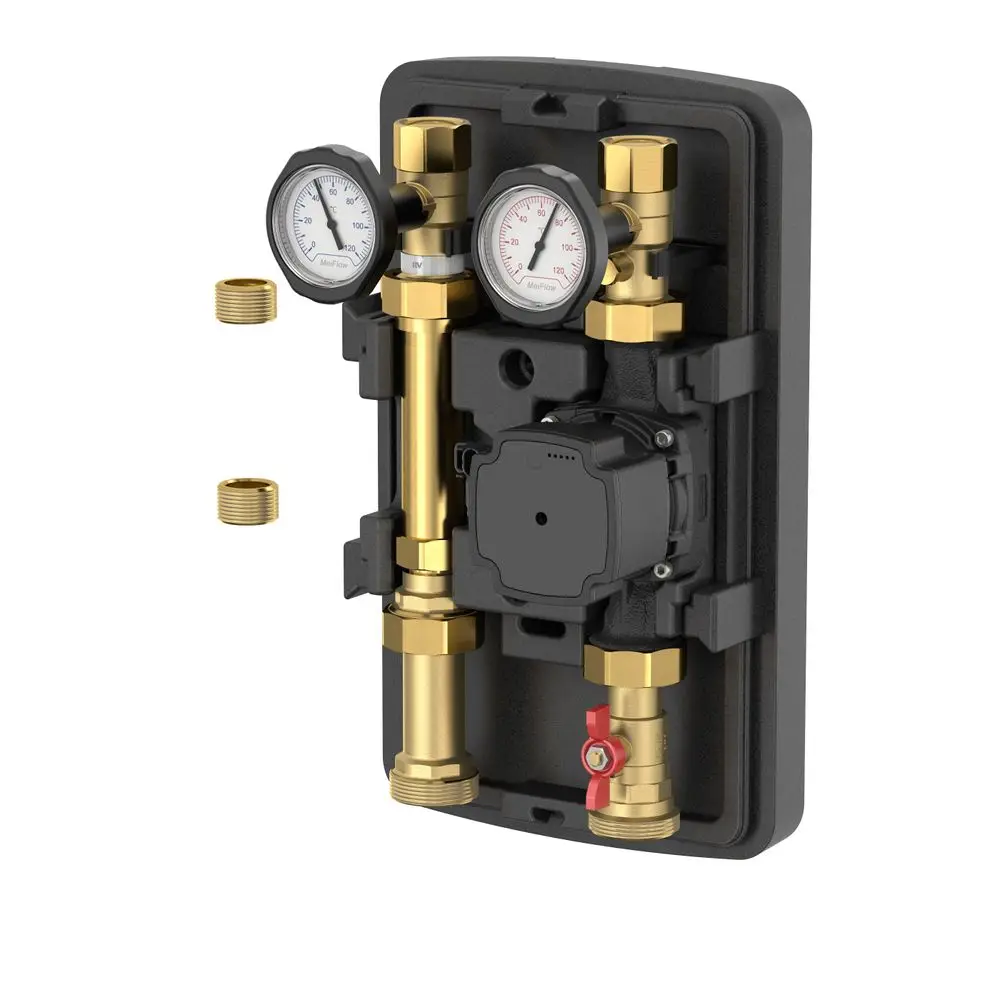 Flamco Produkt mit zwei Druckmanometern, Kupferrohren und integrierter Pumpe, montiert auf einer schwarzen Wandplatte, ergänzt mit Schraubanschlüssen.