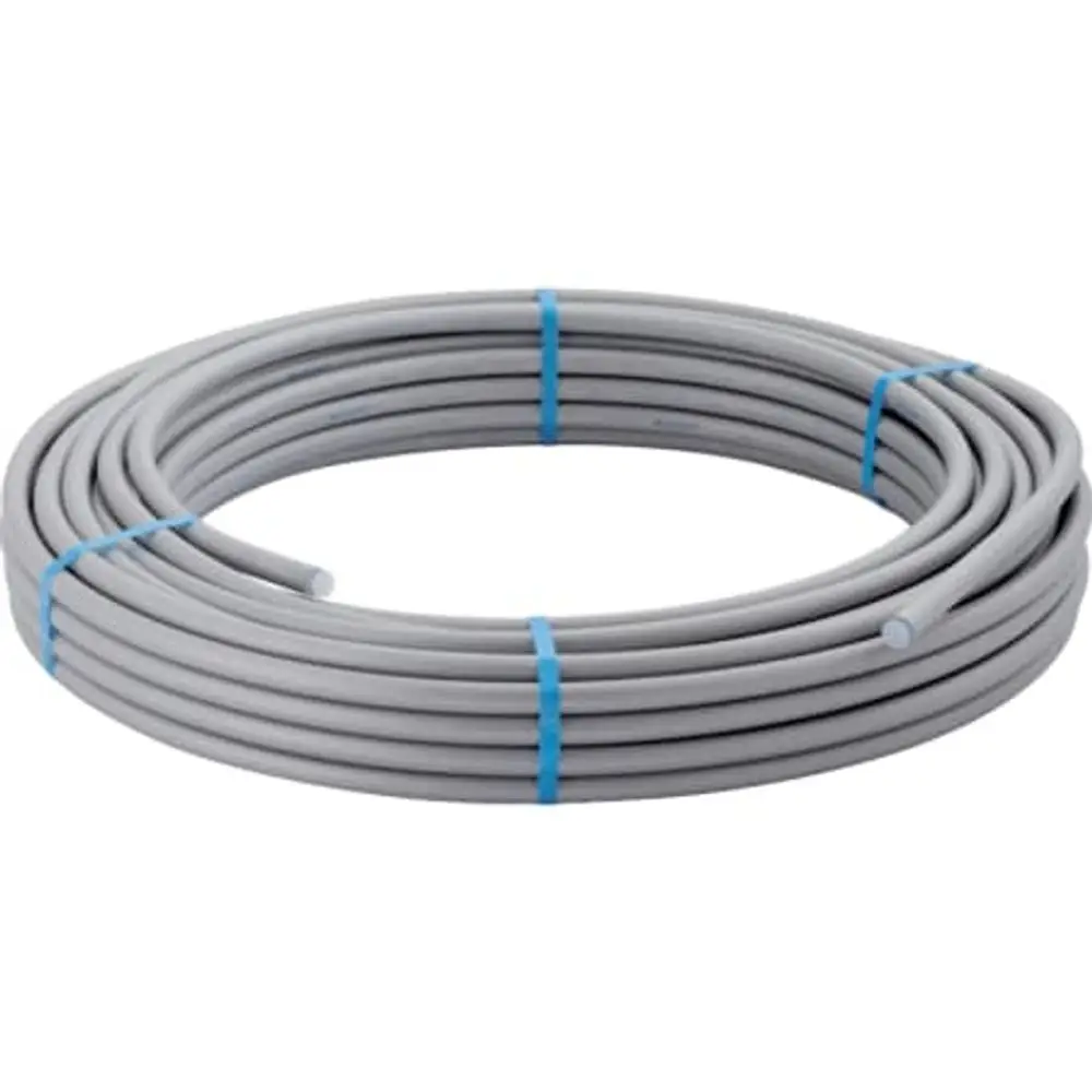 Graues Rohr, in einer Rolle gewickelt, mit blauen Bändern befestigt. Produkt von Geberit, geeignet für das PushFit-System.
