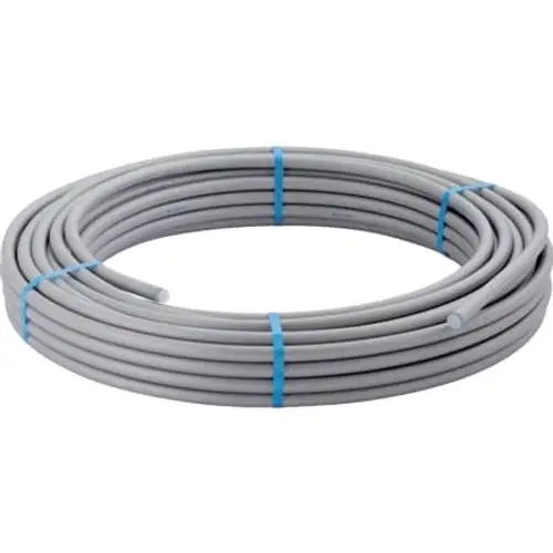 Graues Rohr, in einer Rolle gewickelt, mit blauen Bändern befestigt. Produkt von Geberit, geeignet für das PushFit-System.
