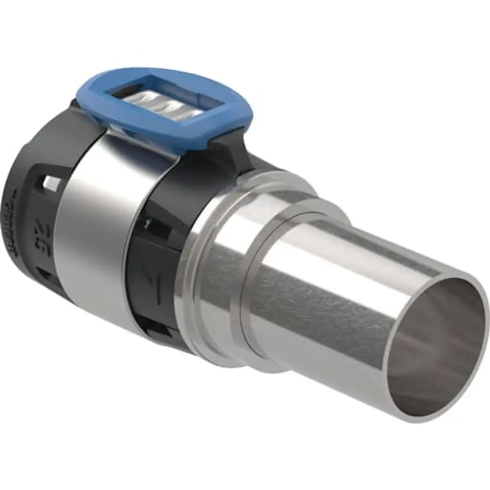 Geberit Verbindungselement mit blauem Sicherungsmechanismus und metallischer Klemmringverschraubung für Rohre. Design für einfache Montage und Sicherheitsansprüche.