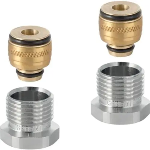 FlowFit Anschlussverschraubung mit Außengewinde, bestehend aus einem vernickelten Metallteil und einer Kupferdüse, präsentiert von Geberit.