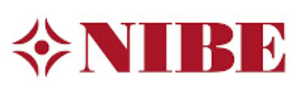 NIBE Solarwärmetauscher mit Flanschdeckel und Dichtung, designed für effiziente Wärmeübertragung. Sichtbare Symbole und Markenlogos im oberen Bereich.