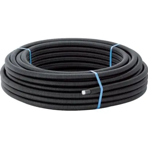 Schwarzes, gewelltes Rohr auf einer Rolle, fixiert mit blauen Bändern. Ideal für sanitäre Installationen und Versorgungssysteme.