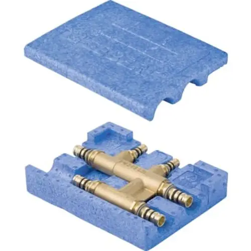 Blauer Isolierblock mit einem integrierten Messing-Fitting und mehreren Anschlüssen, ideal für Wärme- und Wasserversorgungssysteme.